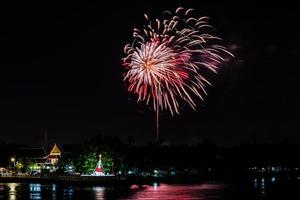 celebrazione dei fuochi d'artificio nel cielo scuro foto