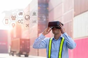 uomo d'affari in occhiali per realtà virtuale e camion con container su strada in cantiere di spedizione o cantiere navale foto