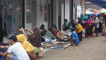 ponorogo, jawa timur, indonesia- 01-02-2020 persone che effettuano transazioni nei mercati tradizionali con una varietà di merci. i prodotti locali e i prodotti importati sono i prodotti scelti dagli acquirenti foto