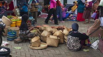 ponorogo, jawa timur, indonesia- 01-02-2020 persone che effettuano transazioni nei mercati tradizionali con una varietà di merci. i prodotti locali e i prodotti importati sono i prodotti scelti dagli acquirenti foto