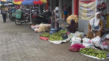 ponorogo, jawa timur, indonesia- 01-02-2020 persone che effettuano transazioni nei mercati tradizionali con una varietà di merci. foto