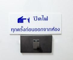 segno di spegnere a bordo in lingua tailandese. foto