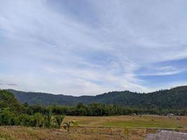 rampah, poriaha, indonesia - 29 maggio 2022 - risaie, montagne e cielo nuvoloso foto