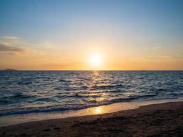 paesaggio punto di vista panorama estate mare vento onda fresco feria calma costiero tramonto cielo accendere arancia d'oro sera giorno guarda calma carattere tropicale bello mare acqua viaggiare bangsaen spiaggia thailandia foto