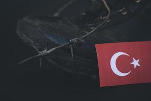 esercito di turchia, stivali militari bandiera turchia e filo spinato, concetto militare foto