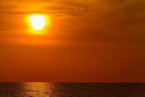 paesaggio del tramonto con alla spiaggia di nai yang, provincia di phuket, tailandia. foto