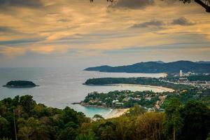 paesaggio del punto di vista di phuket, spiaggia di karon e spiaggia di kata foto