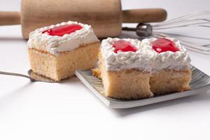 torta alla vaniglia su sfondo bianco foto