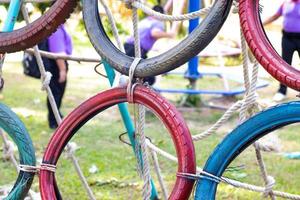 la sfocatura dei bambini che giocano nel parco giochi all'aperto foto