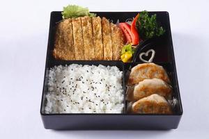 set bento di maiale fritto (tonkatsu), gyoza, riso giapponese