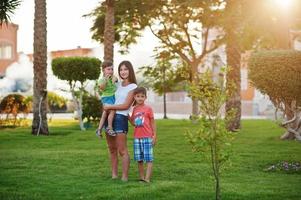 madre con due figli sulla località egiziana vicino a Palm. vacanze di famiglia. foto