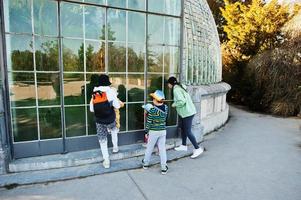 madre con quattro bambini al parco del castello di lednice, repubblica ceca. foto