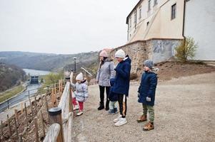 madre con bambini che camminano al castello di znojmo nella repubblica ceca foto