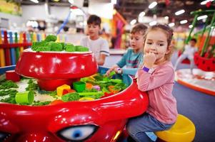 i bambini giocano con la sabbia cinetica nel centro giochi al coperto. foto