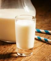 brocca e bicchieri di latte fresco contadino