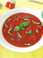 zuppa di pomodoro con basilico foto