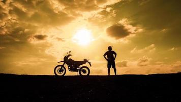 turisti con moto, motocross. turisti avventurosi in moto. idee per eventi per le vacanze maschili foto