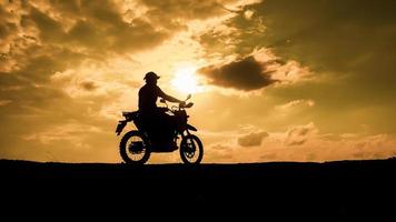 turisti con moto, motocross. turisti avventurosi in moto. idee per eventi per le vacanze maschili foto