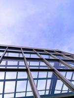 grattacielo di grandi finestre sotto il cielo blu. foto