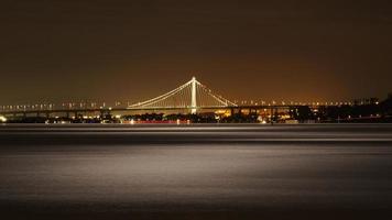 paesaggio notturno e riflessione baia di san francisco foto