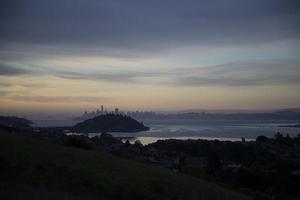 silhouette di san francisco skyline di prima mattina foto