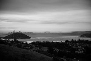 san francisco skyline vista distante in bianco e nero foto