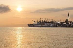 le navi da pesca in declino su un molo sulla kamchatka foto