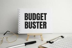 graffette, una lente d'ingrandimento e carta con la scritta - budget buster foto