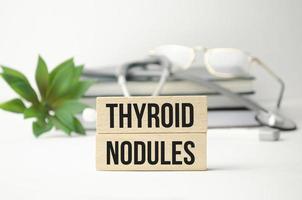 noduli tiroidei sui cubi di legno e sullo stetoscopio foto