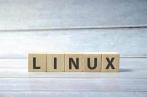 linux - parola su cubi di legno su un bellissimo sfondo grigio foto