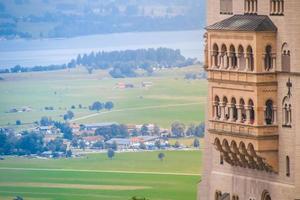 vista ravvicinata terrazza castello di neuschwanstein nel paesaggio estivo vicino a monaco di baviera, germania foto