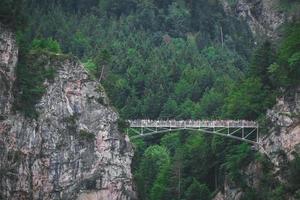 marienbrucke o ponte della regina Maria che attraversa la spettacolare gola di pollat vicino al castello di schloss neuschwanstein, in germania. foto