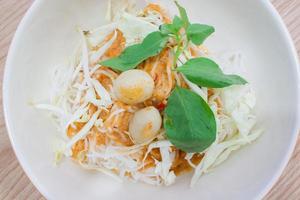 vermicelli di riso tailandese con curry