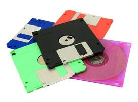 floppy disk magnetico isolato su sfondo bianco foto