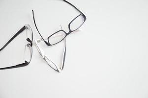 molti occhiali per la correzione della vista che si trovano isolati su sfondo bianco. ottica, visita oculistica, oftalmologia. foto