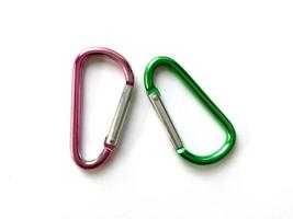 isolato di bloccaggio con clip in metallo rosa e verde. foto