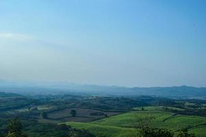 fattoria con silhouette di montagna al cielo blu. foto