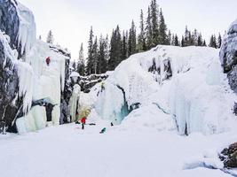 hemsedal viken norvegia 2011 ice climber alpinisti arrampicarsi sulla cascata ghiacciata rjukandefossen, hemsedal, norvegia. foto