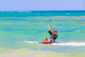 playa del carmen quintana roo mexico 2021 sport acquatici come kitesurf kiteboarding wakeboard playa del carmen mexico. foto