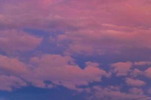 incredibile panorama del cielo al tramonto colorato rosa viola blu e viola. foto