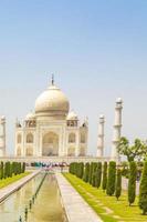 panorama del taj mahal in agra india con incredibili giardini simmetrici. foto