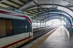 treno metro stazione makkasan aeroporto collegamento ferroviario bangkok thailandia. foto