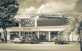 tulum quintana roo messico 2018 tipico colorato traffico stradale auto palme di tulum messico. foto