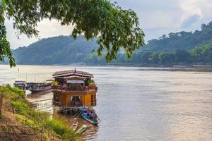 panorama paesaggio e barche fiume mekong e luang prabang laos. foto