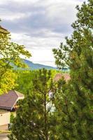 braunlage harz strada con automobili case negozi pedoni montagne germania. foto