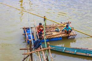 luang prabang luang prabang laos 2018 cancello del ponte di bambù sul fiume mekong a luang prabang laos. foto