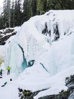 hemsedal viken norvegia 2011 ice climber alpinisti arrampicarsi sulla cascata ghiacciata rjukandefossen, hemsedal, norvegia. foto