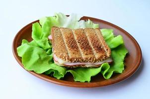 toast integrale, prosciutto e sandwich al formaggio foto