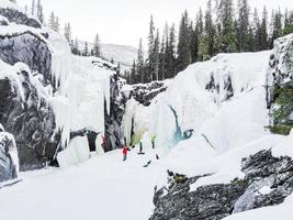 hemsedal viken norvegia 2011 ice climber alpinisti arrampicarsi sulla cascata ghiacciata rjukandefossen, hemsedal, norvegia. foto