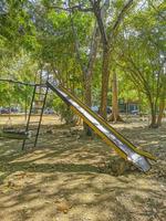 scivolo e struttura da arrampicata in un parco giochi in messico. foto